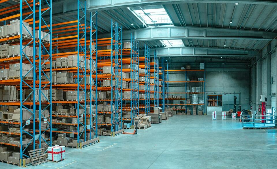 Distribution warehouse with tall pallet racking